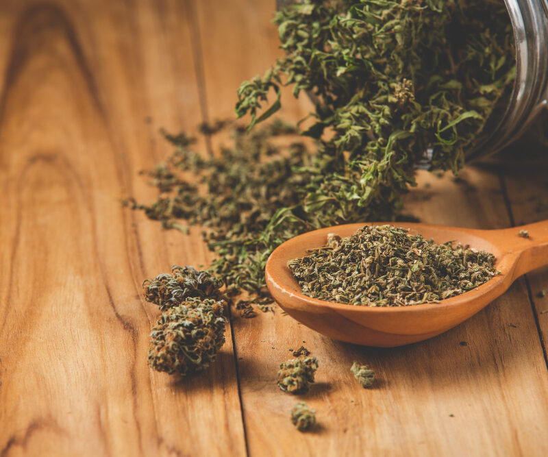 Hash de CBD en una cuchara